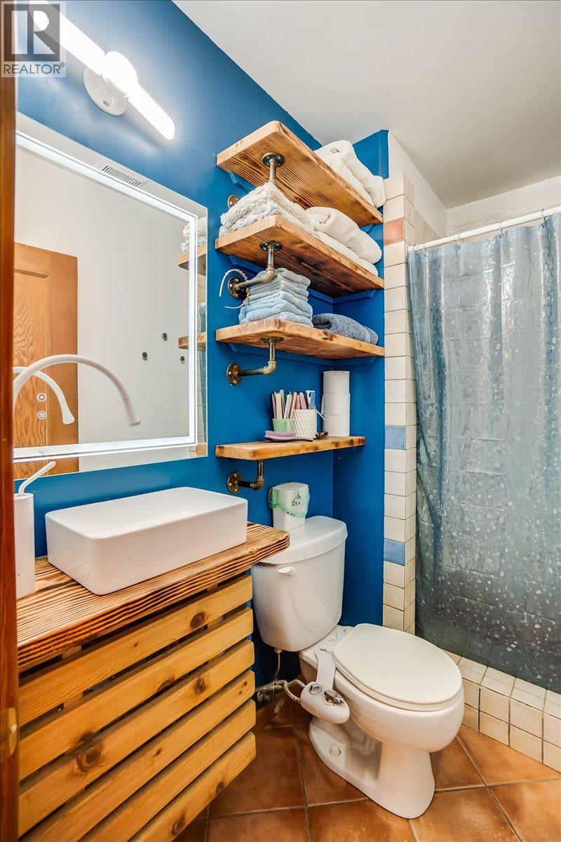 Main house 1st floor bathroom