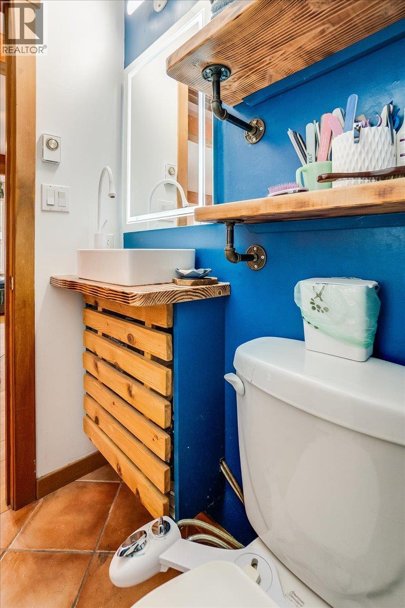 Main house 1st floor bathroom