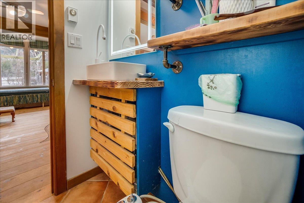 Main house 1st floor bathroom