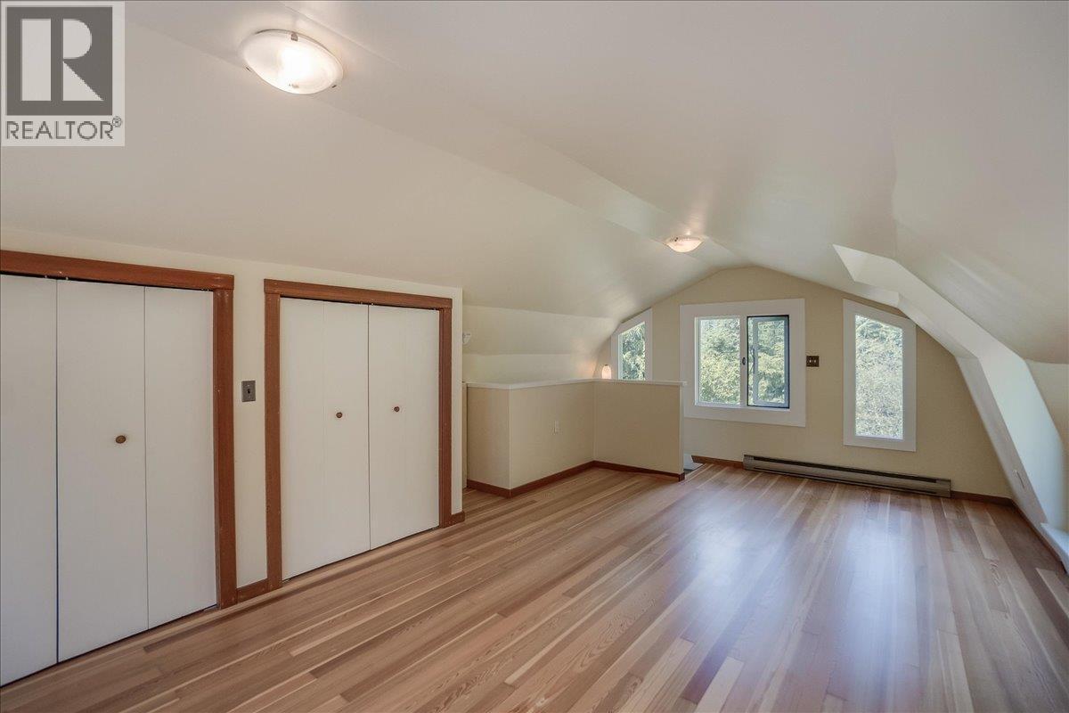 Upstairs bedroom 1