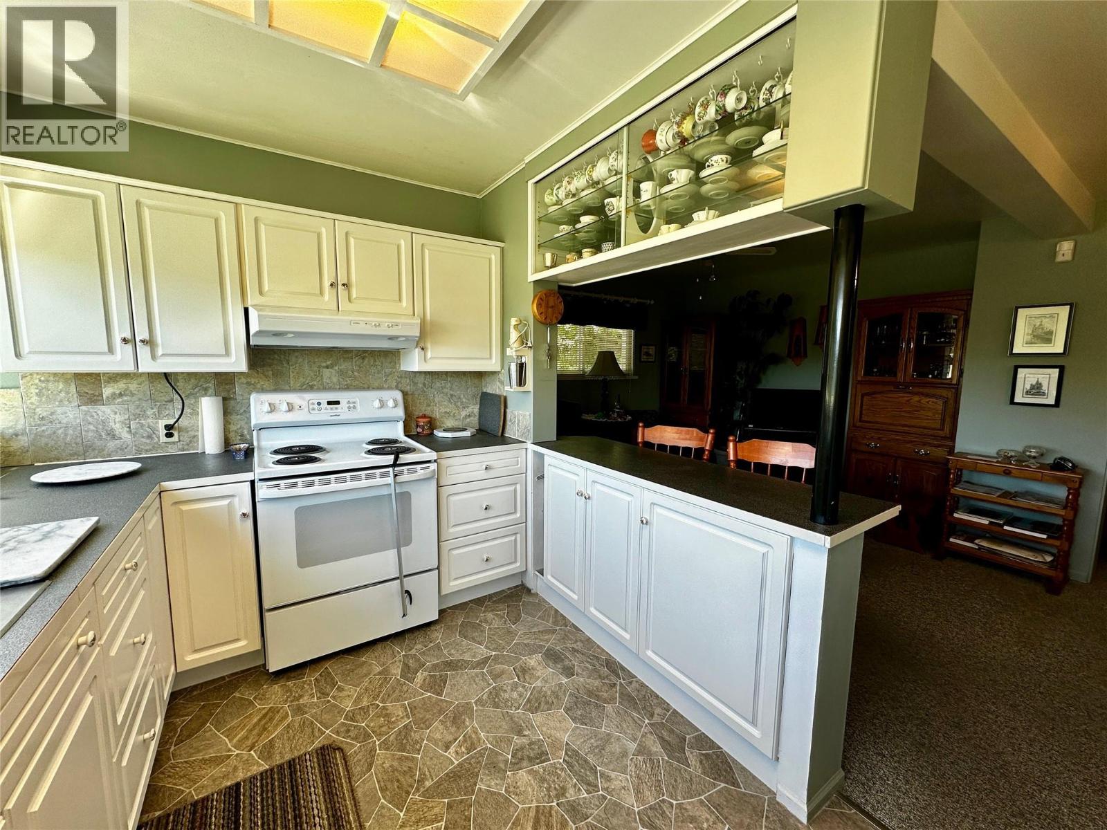 Kitchen of 1603 HARASIN Alley, Rossland V0G 1Y0