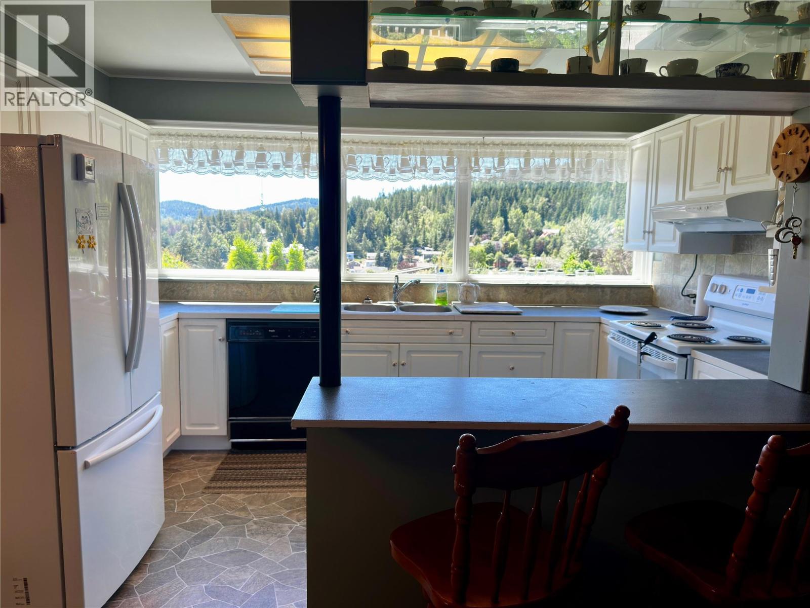 Kitchen of 1603 HARASIN Alley, Rossland V0G 1Y0