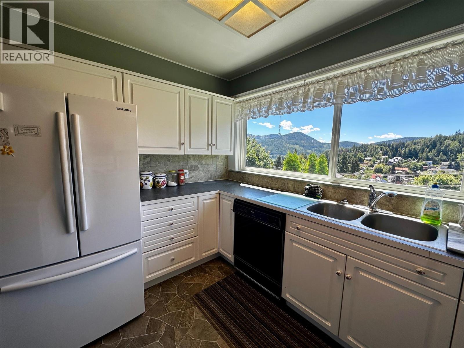 Kitchen of 1603 HARASIN Alley, Rossland V0G 1Y0
