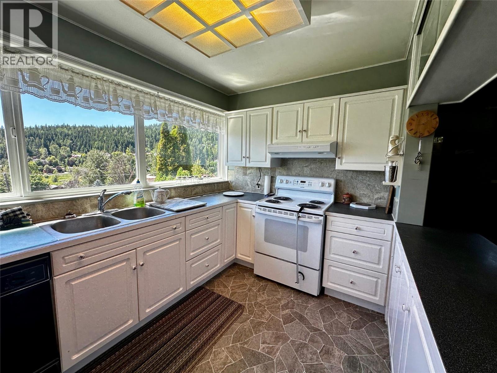 Kitchen of 1603 HARASIN Alley, Rossland V0G 1Y0