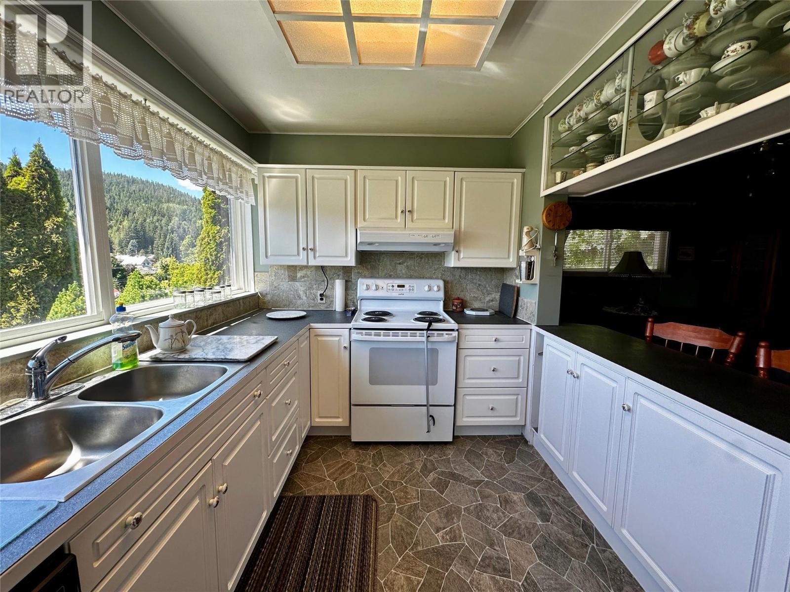 Kitchen of 1603 HARASIN Alley, Rossland V0G 1Y0