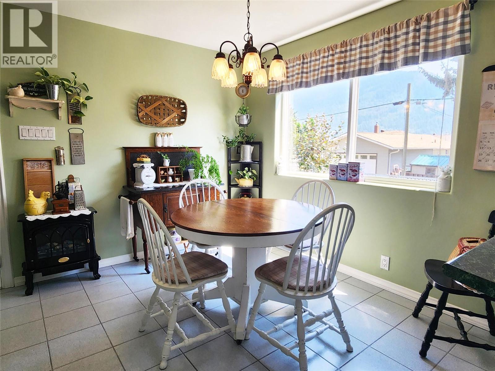 Eat-in Kitchen Area of 275 10th Avenue, Montrose BC