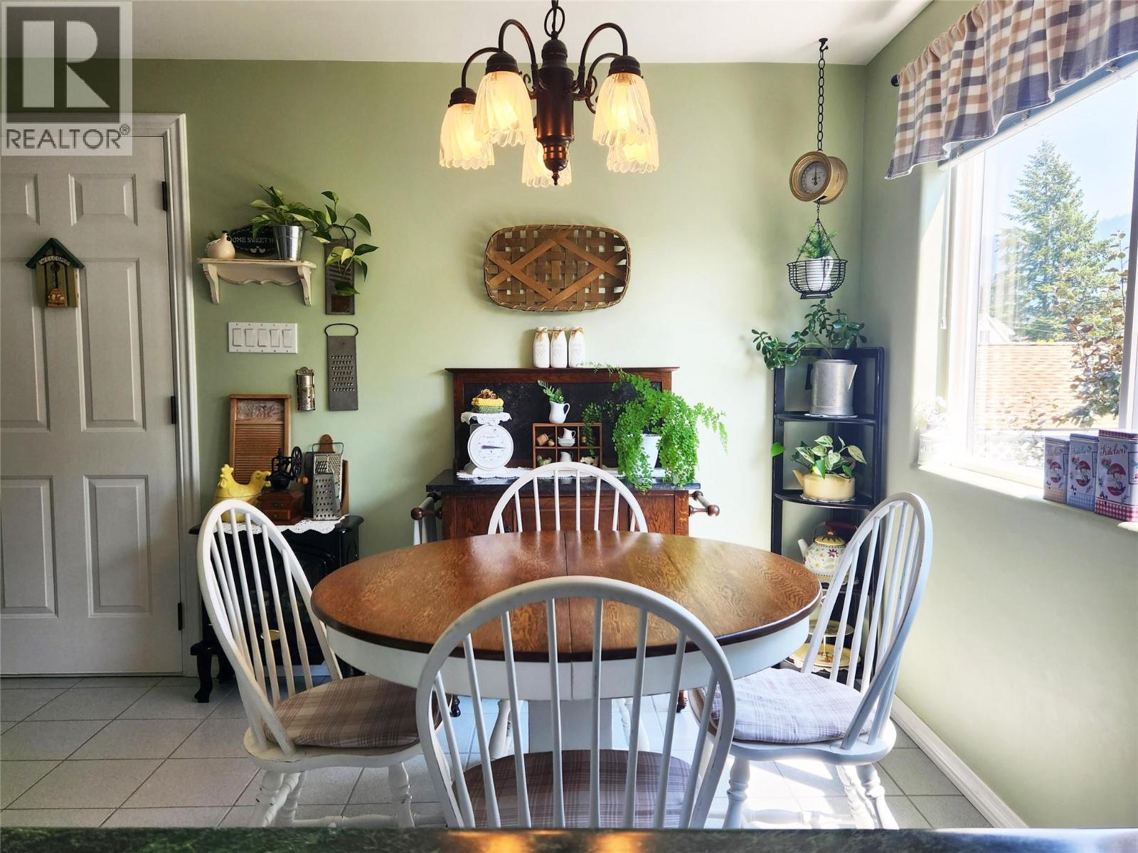 Eat-in Kitchen Area of 275 10th Avenue, Montrose BC