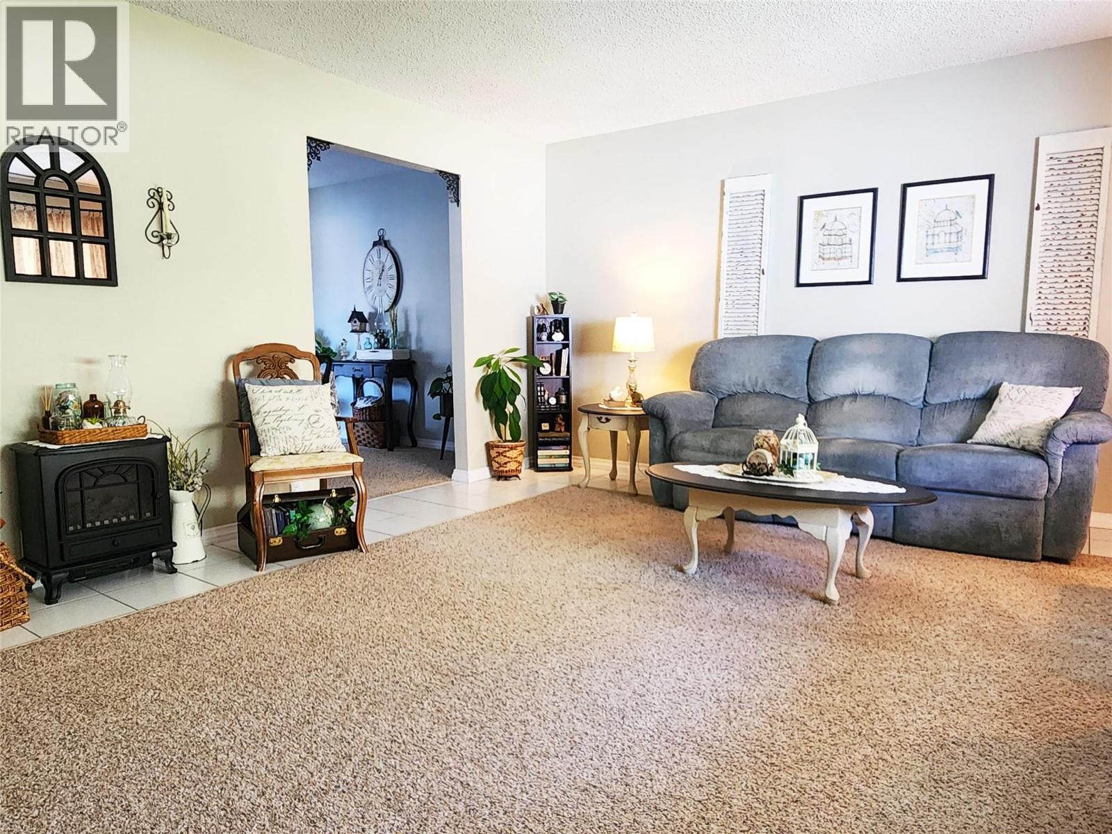 Living Room of 275 10th Avenue, Montrose BC