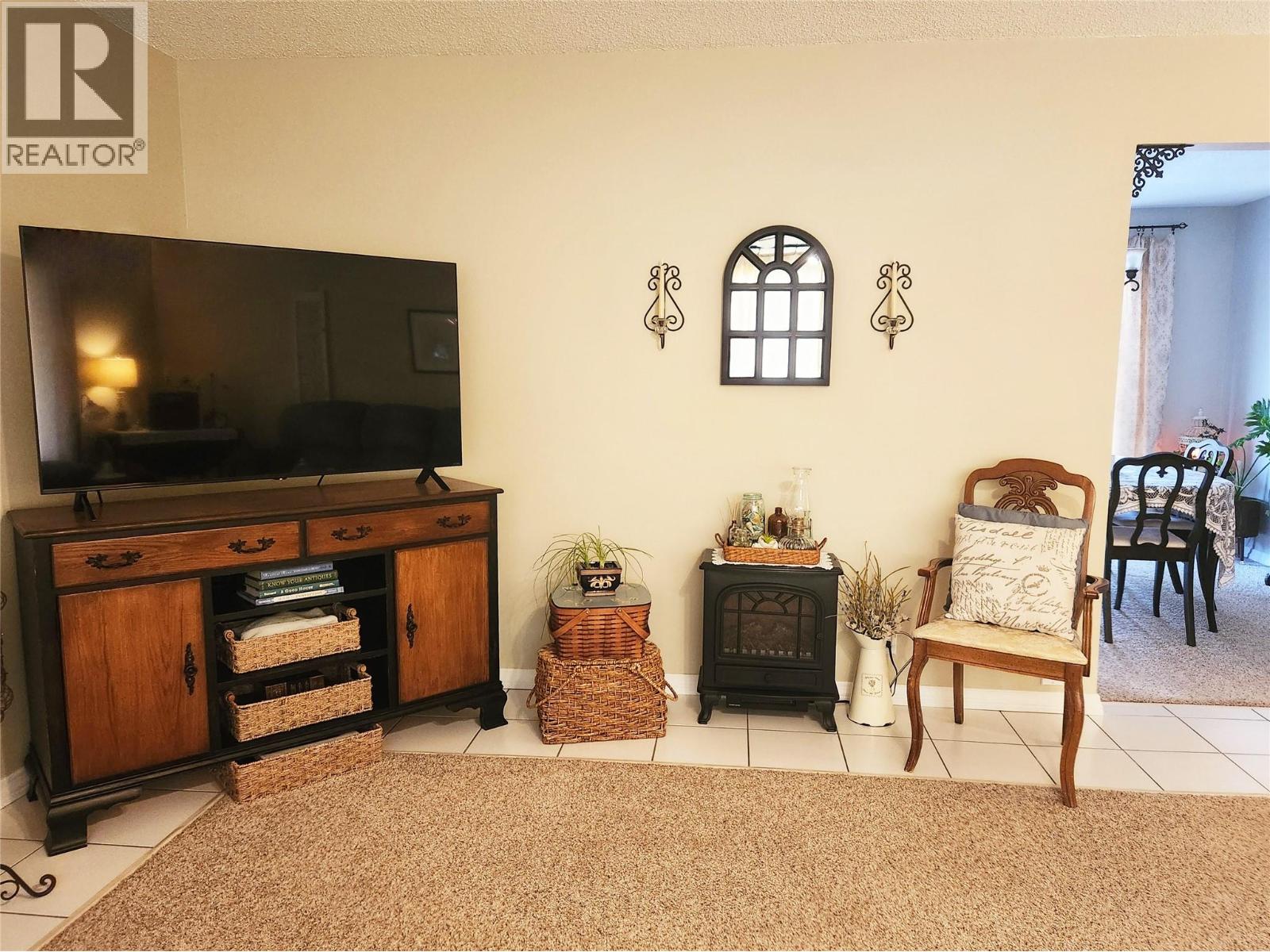 Living Room of 275 10th Avenue, Montrose BC