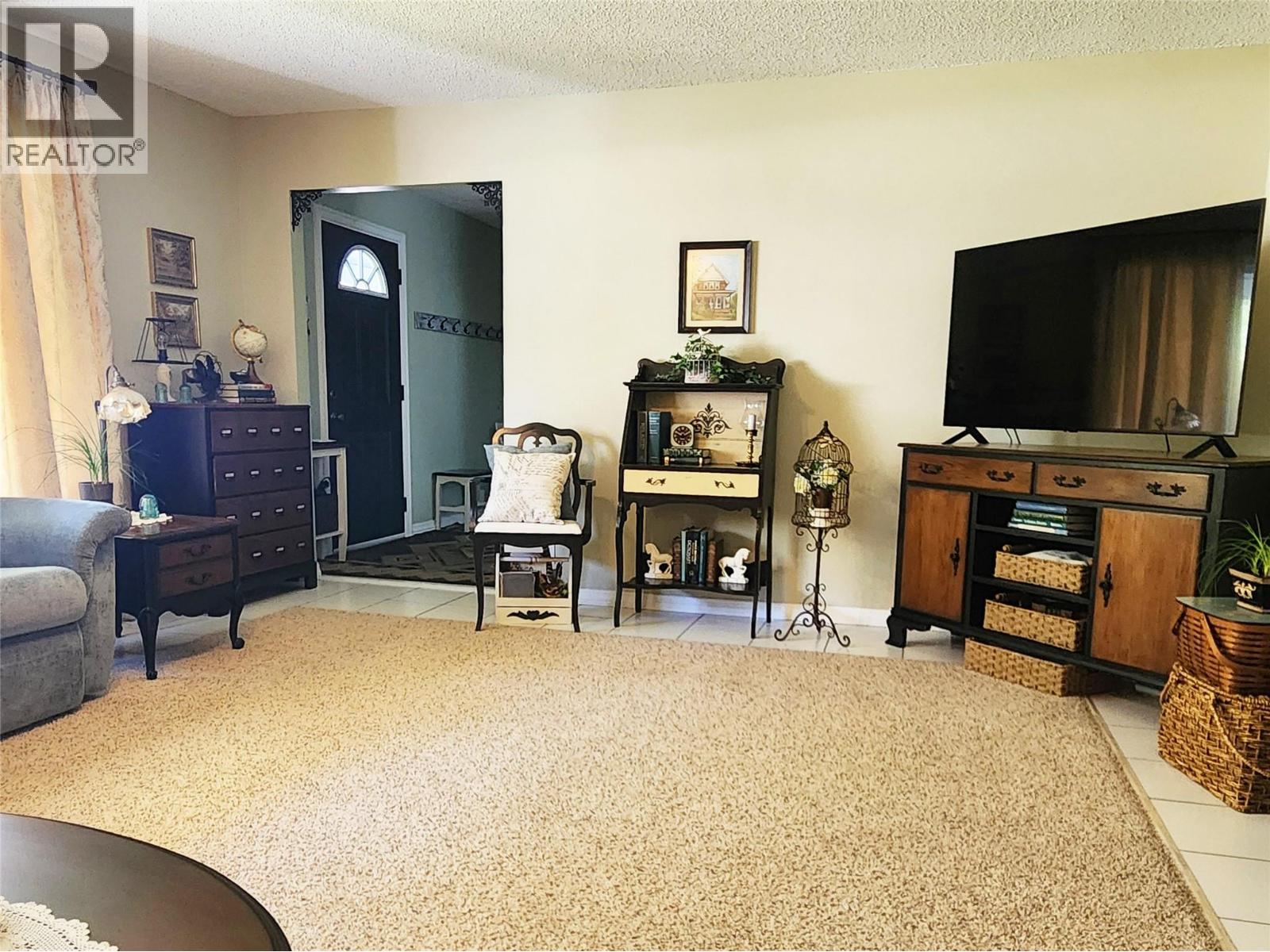 Living Room of 275 10th Avenue, Montrose BC