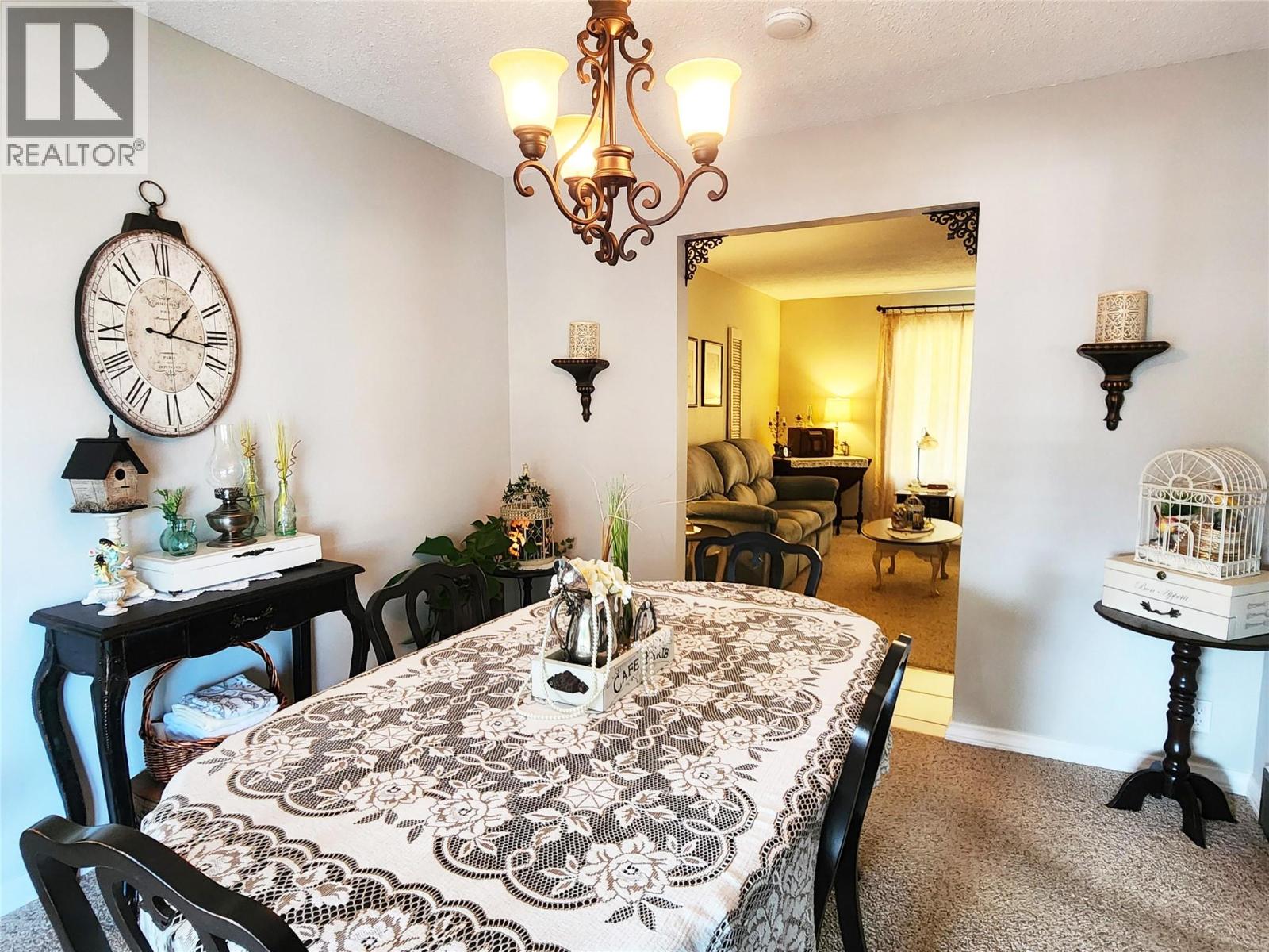 Dining Room of 275 10th Avenue, Montrose BC