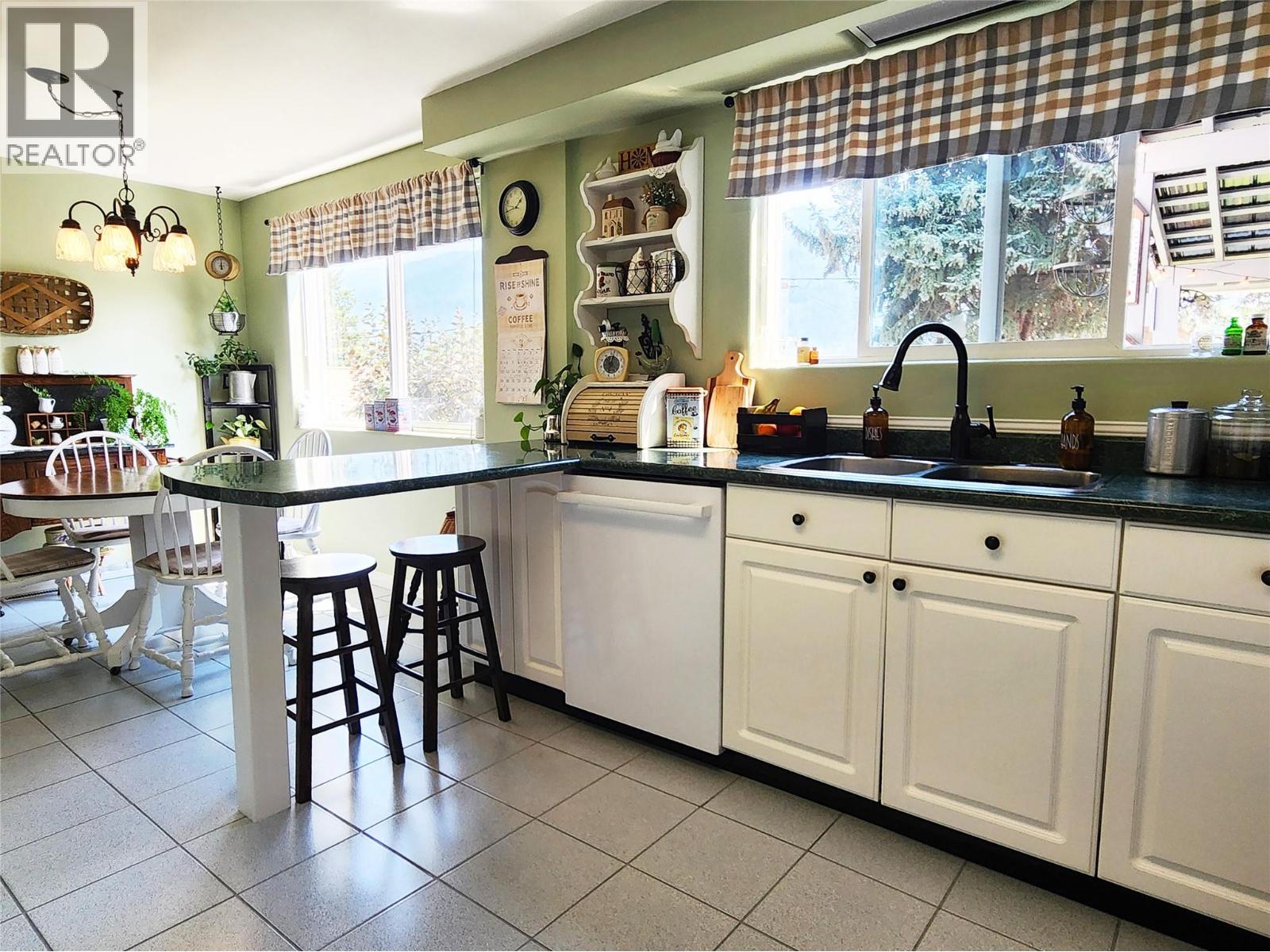 Kitchen of 275 10th Avenue, Montrose BC