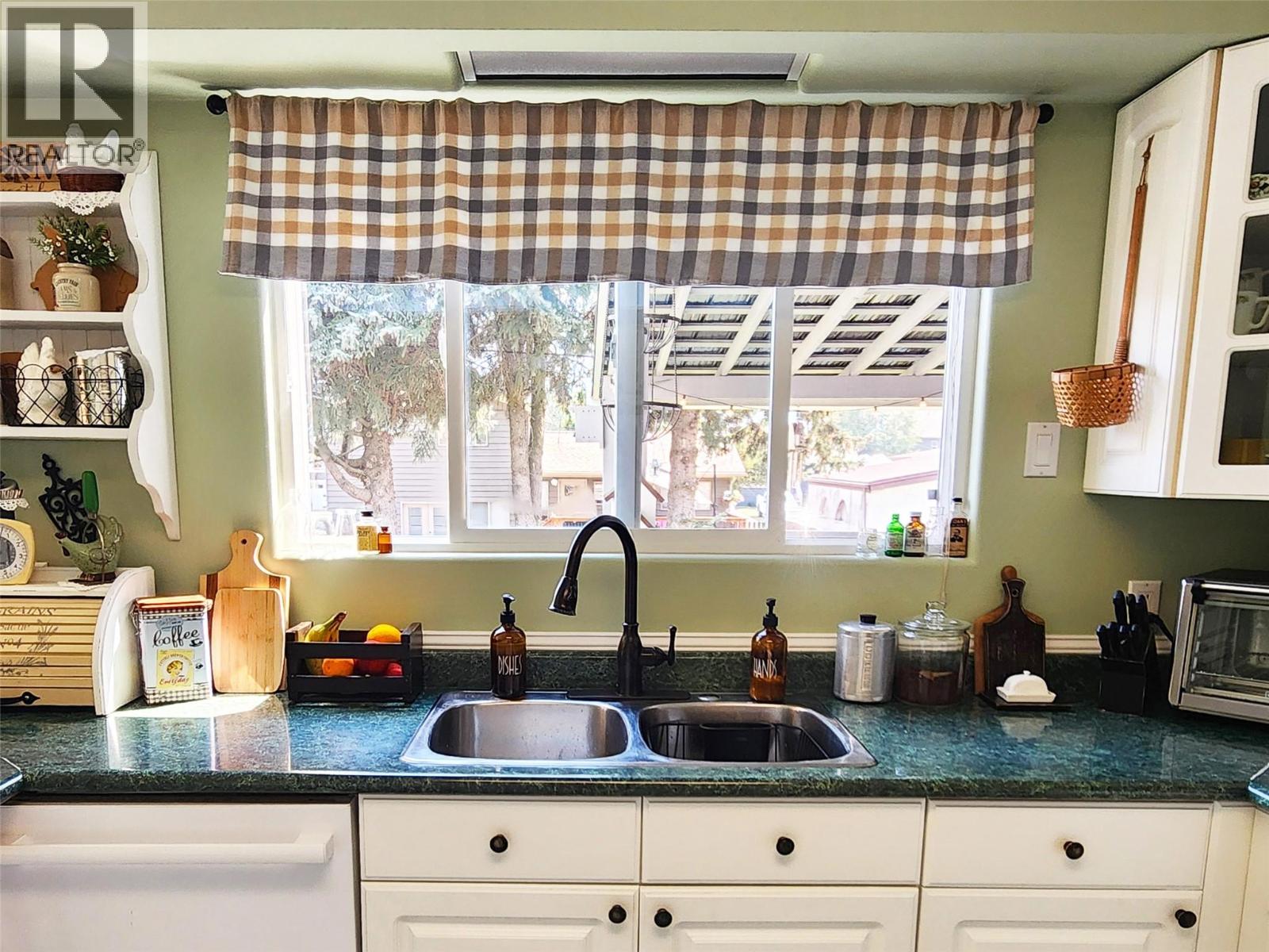Kitchen of 275 10th Avenue, Montrose BC