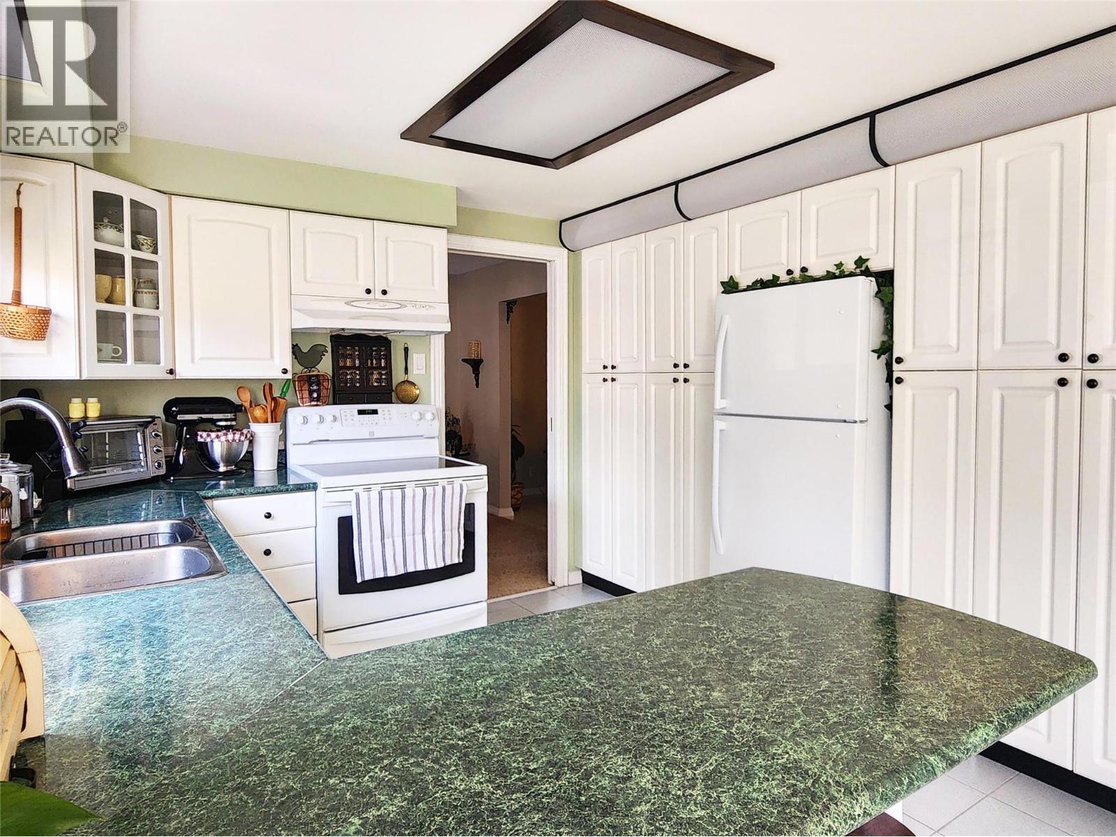 Kitchen of 275 10th Avenue, Montrose BC