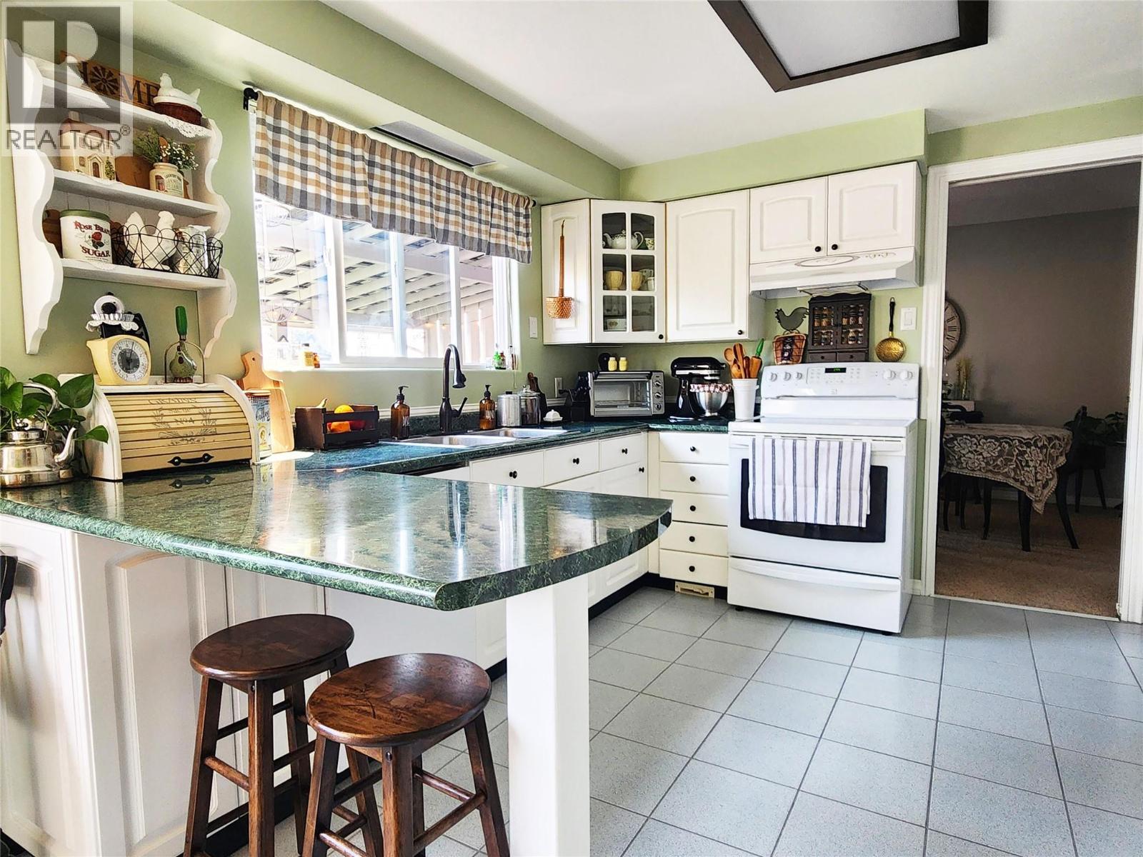 Kitchen of 275 10th Avenue, Montrose BC