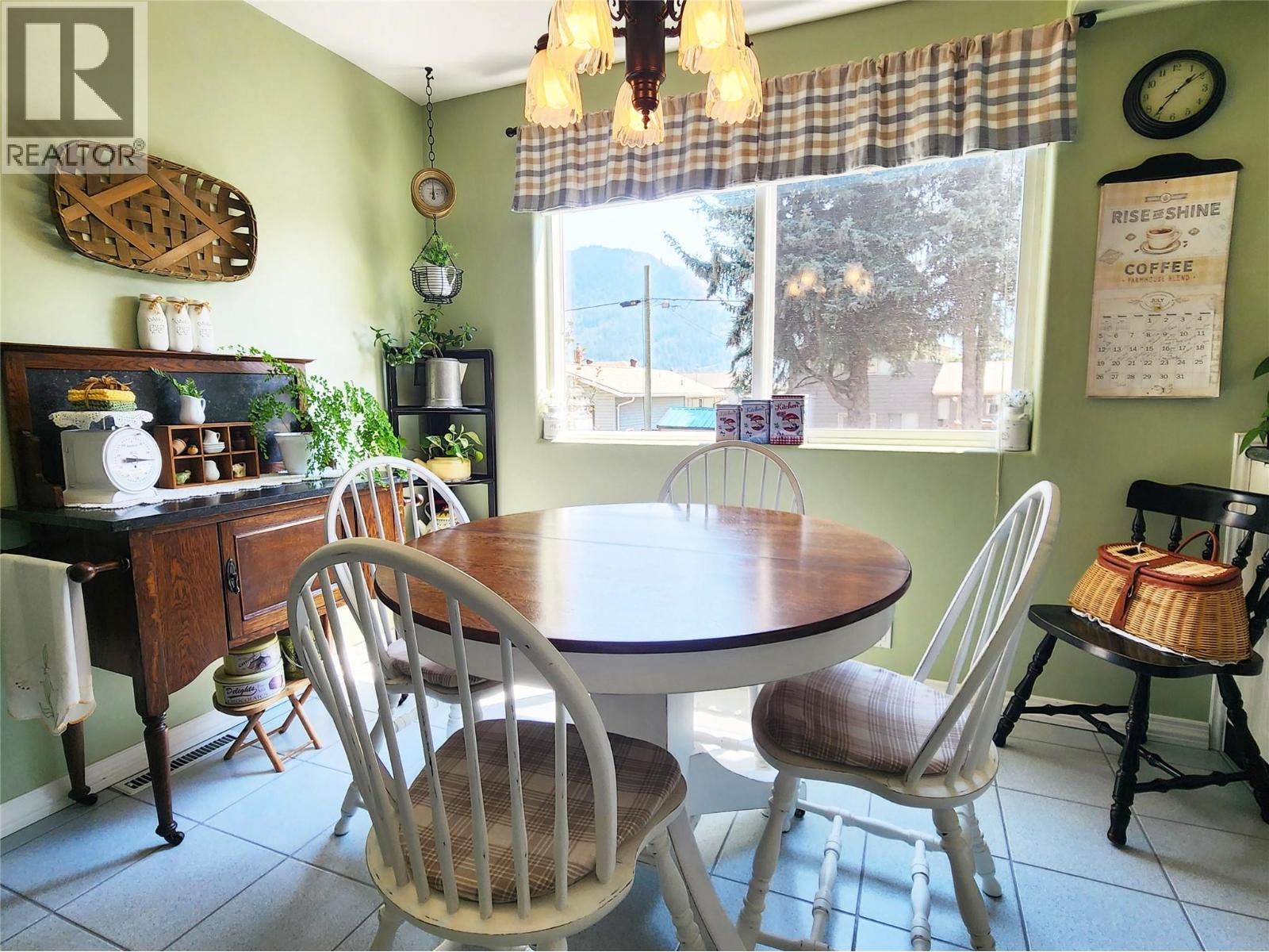 Eat-in Kitchen Area of 275 10th Avenue, Montrose BC
