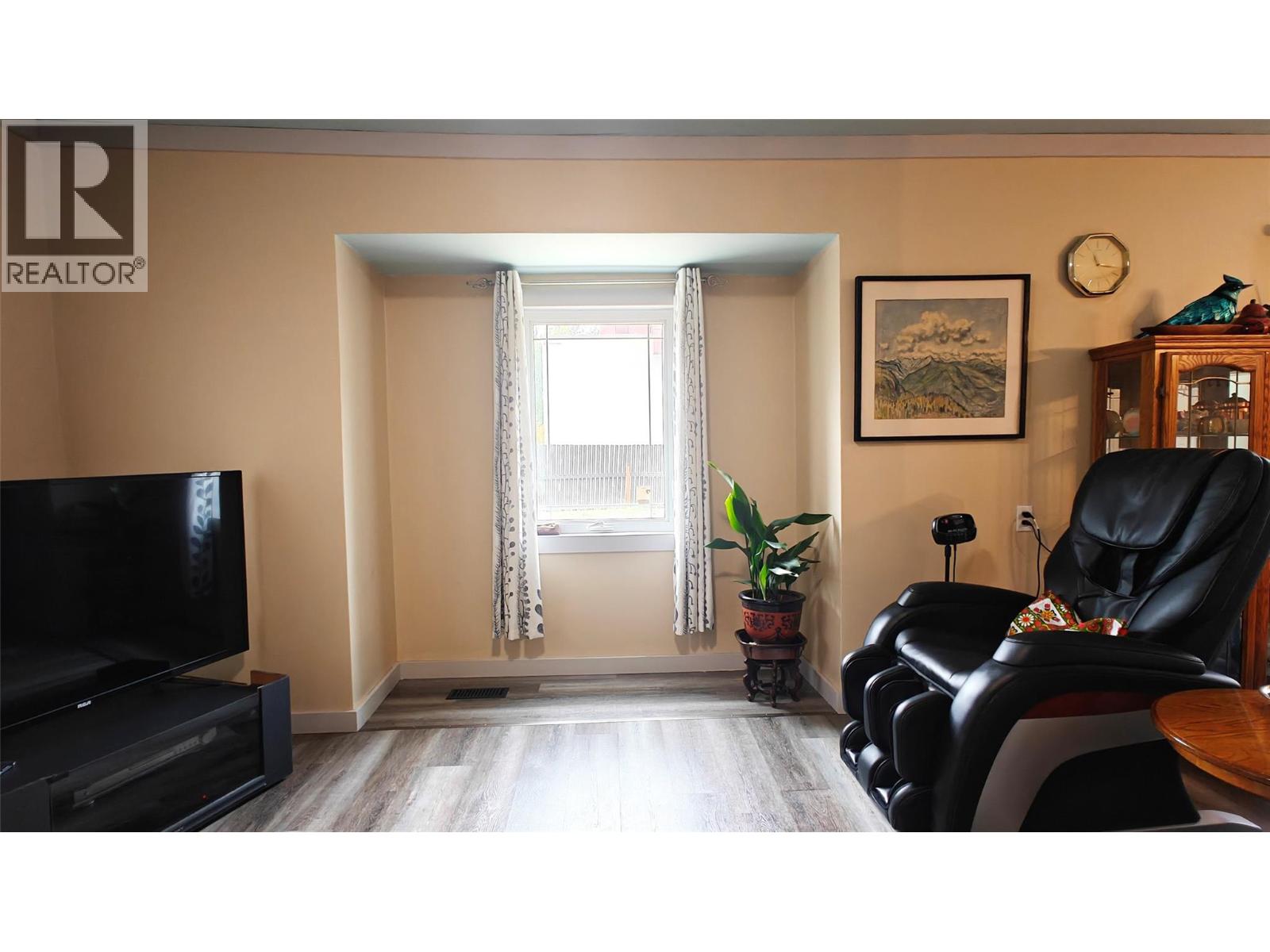 Living Room of 1939 Beaver Street E, Fruitvale V0G 1L0