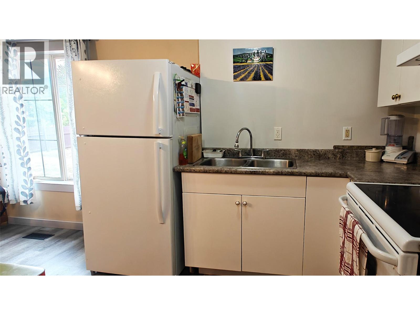 Kitchen of 1939 Beaver Street E, Fruitvale V0G 1L0