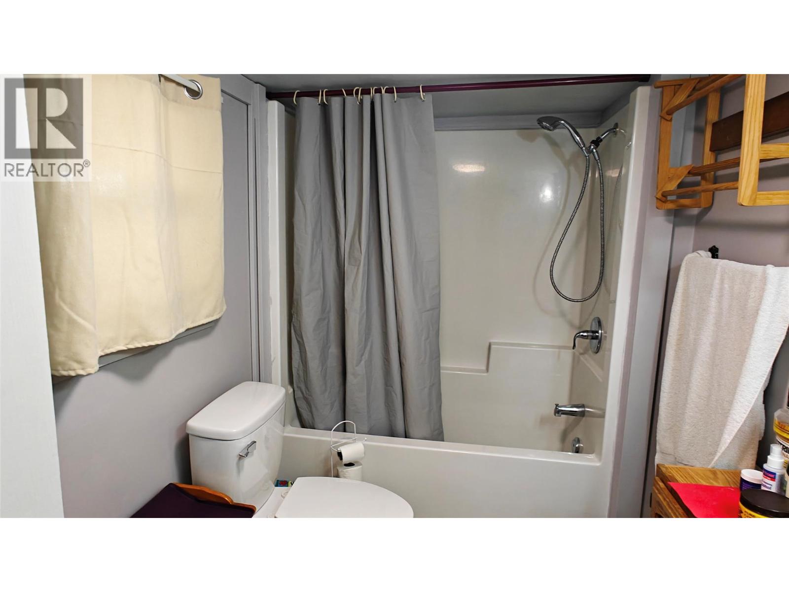 Bathroom of 1939 Beaver Street E, Fruitvale V0G 1L0