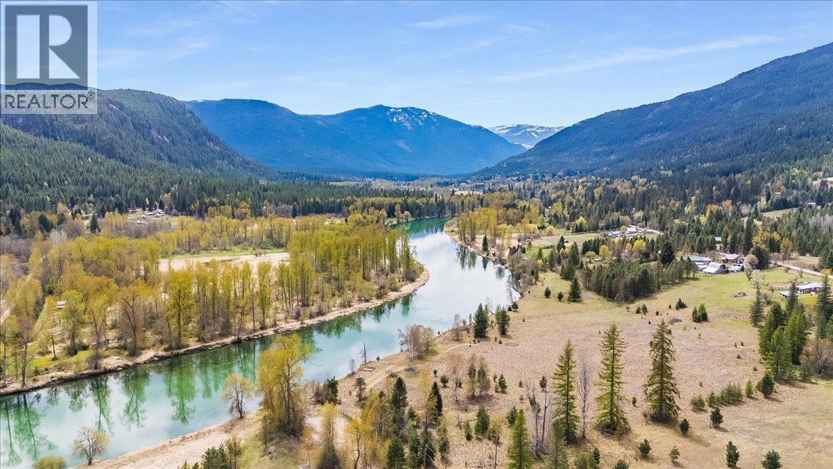 Two minute walk to the Slocan River.