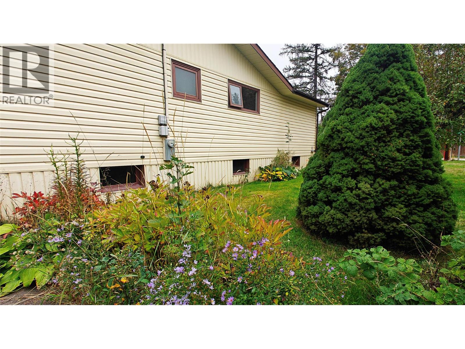 Side Yard of 610 7th Avenue, Montrose