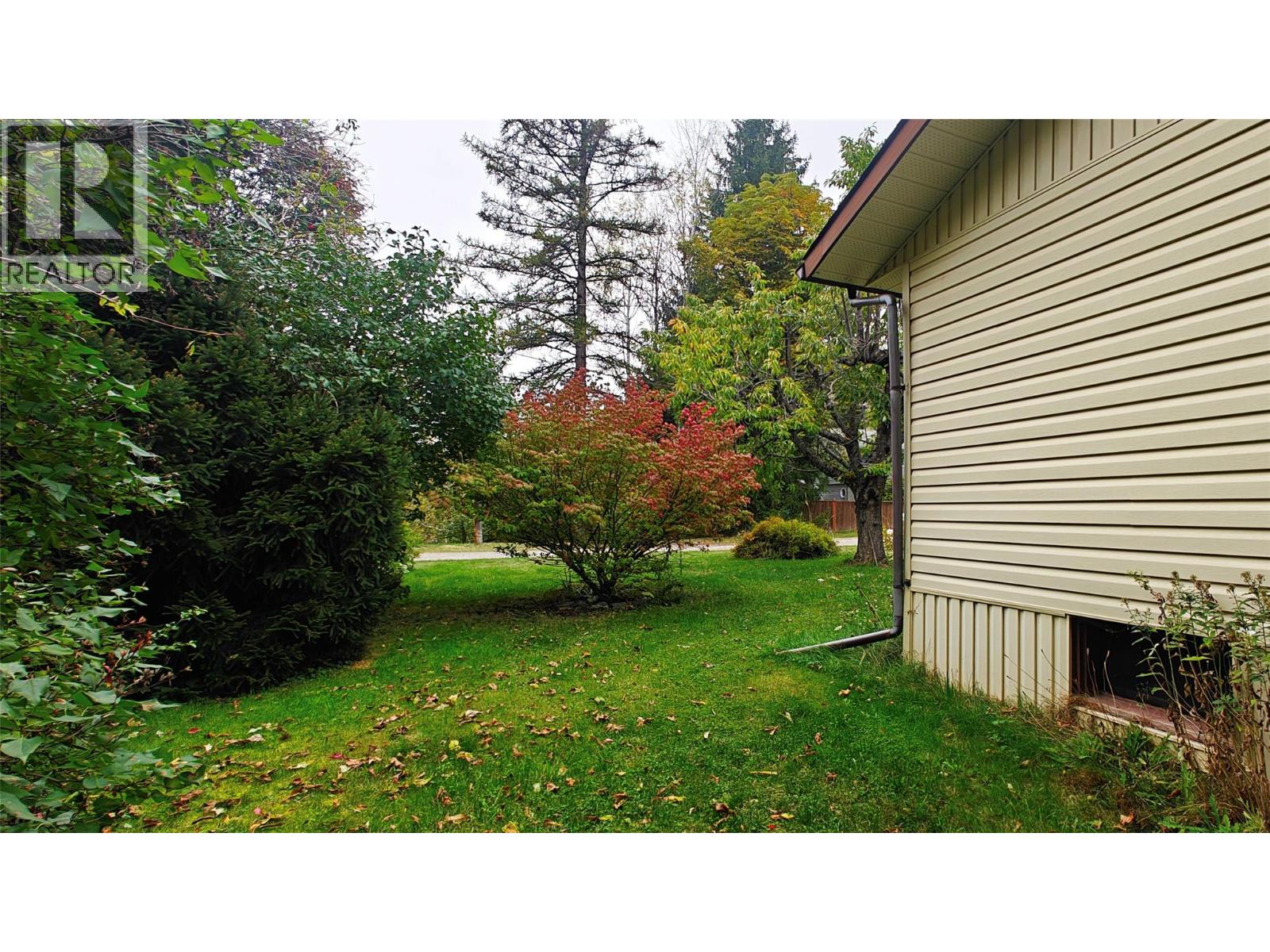 Side Yard of 610 7th Avenue, Montrose