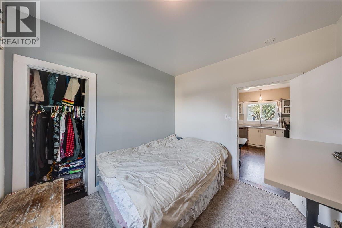 Bedroom w/ 2 closets