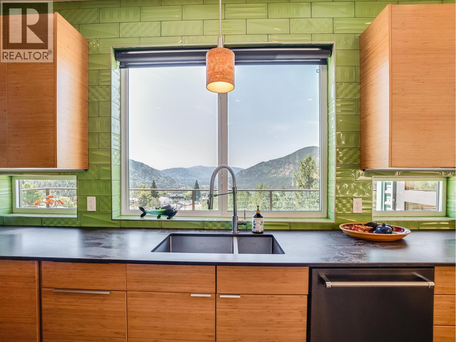 Who wouldn't want this view while washing dishes?
