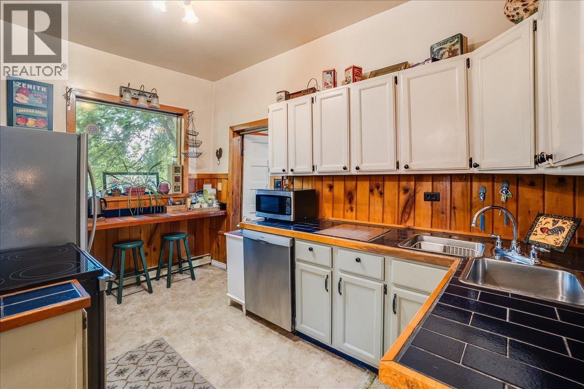 Breakfast Bar in Kitchen