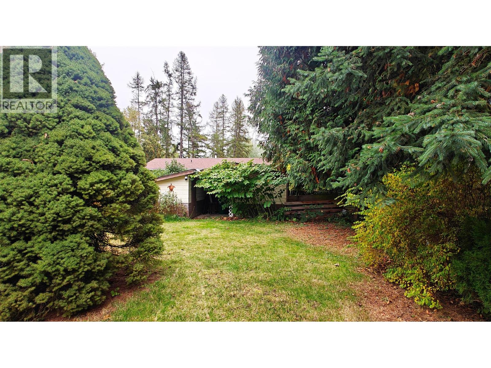 Side Yard of 610 7th Avenue, Montrose