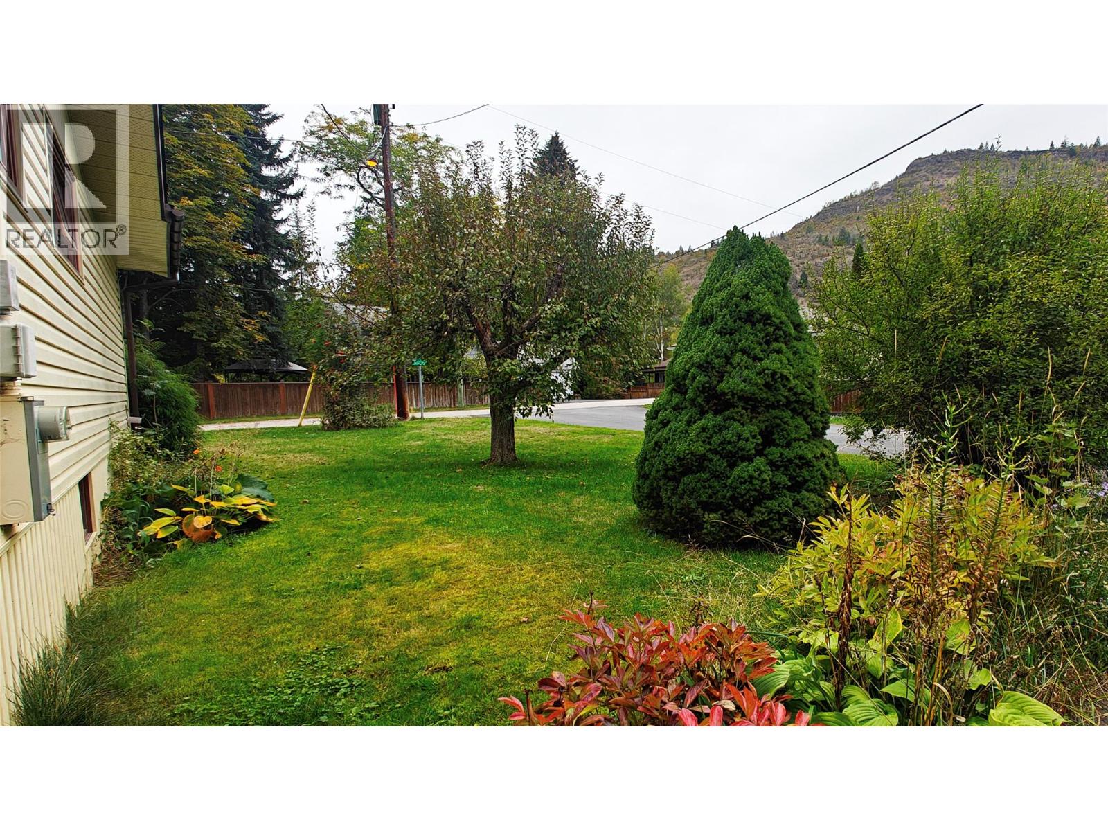 Side Yard of 610 7th Avenue, Montrose