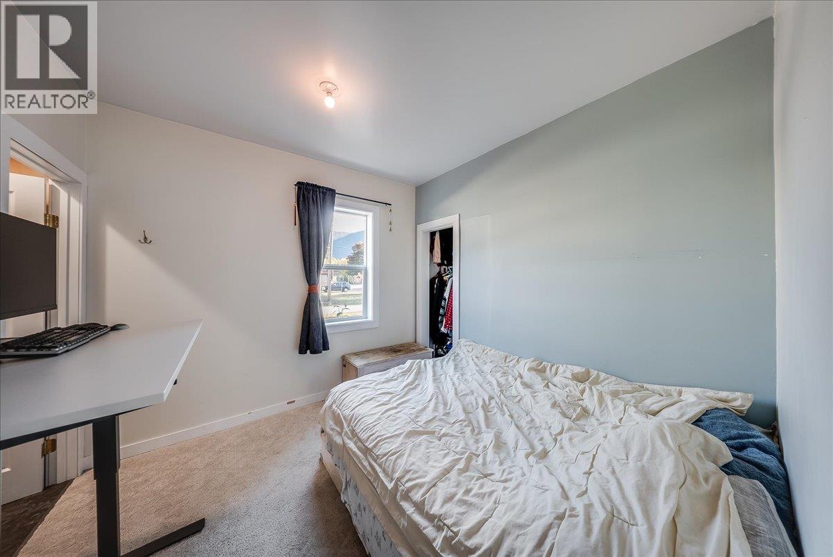 Bedroom w/ 2 closets