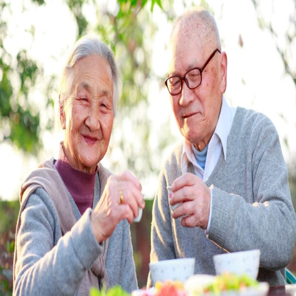 Người lớn tuổi uống nấm linh chi 