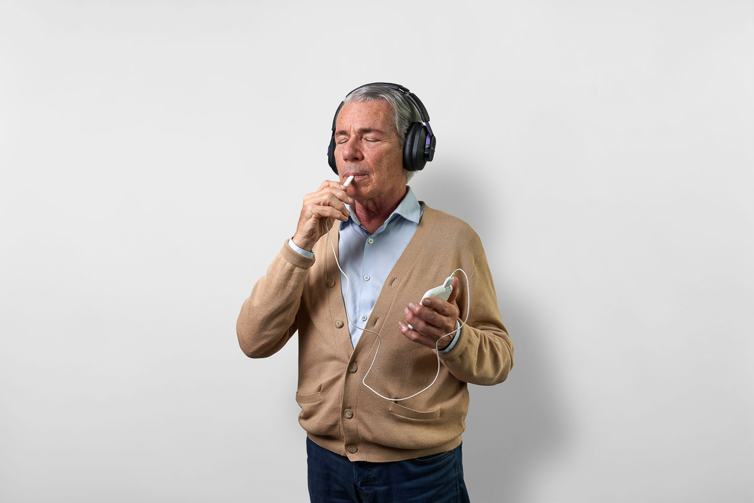 Man using Lenire device