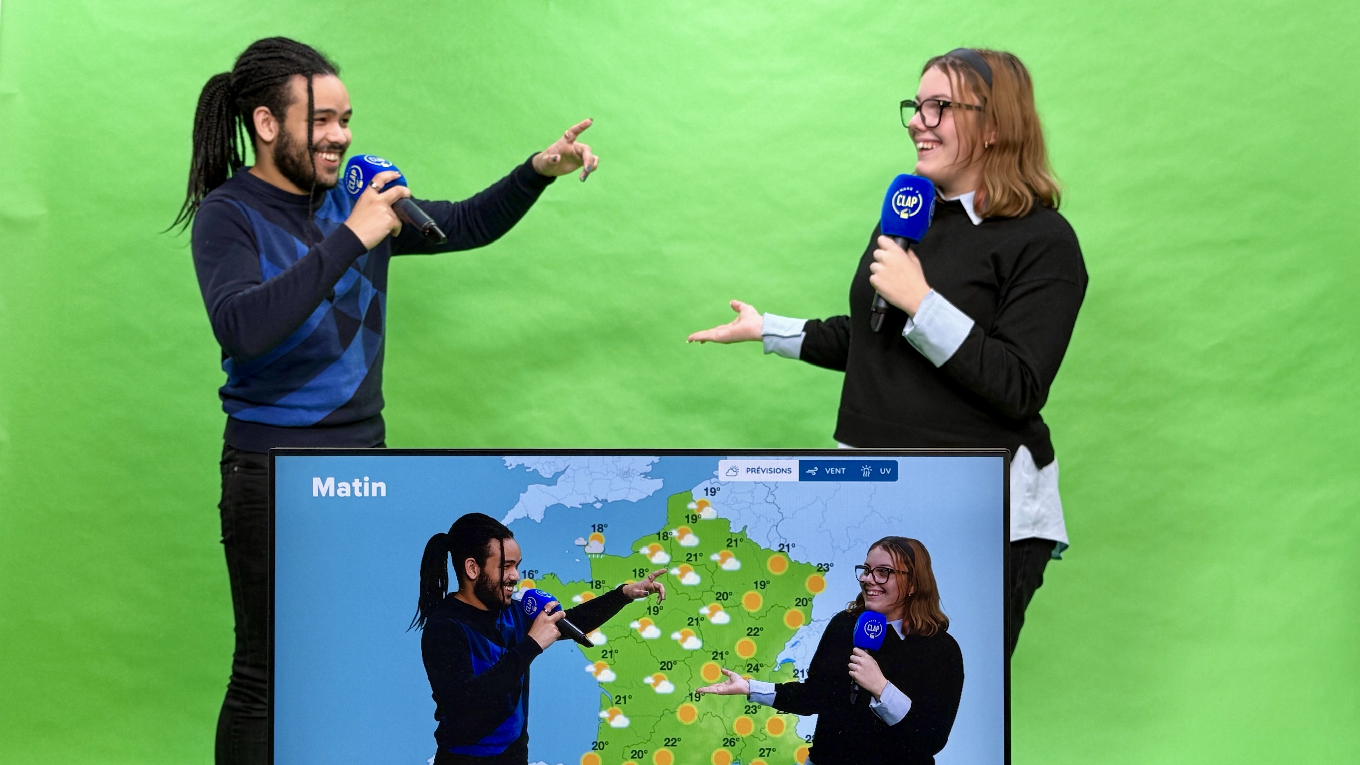 Deux amis présentent la météo et rient