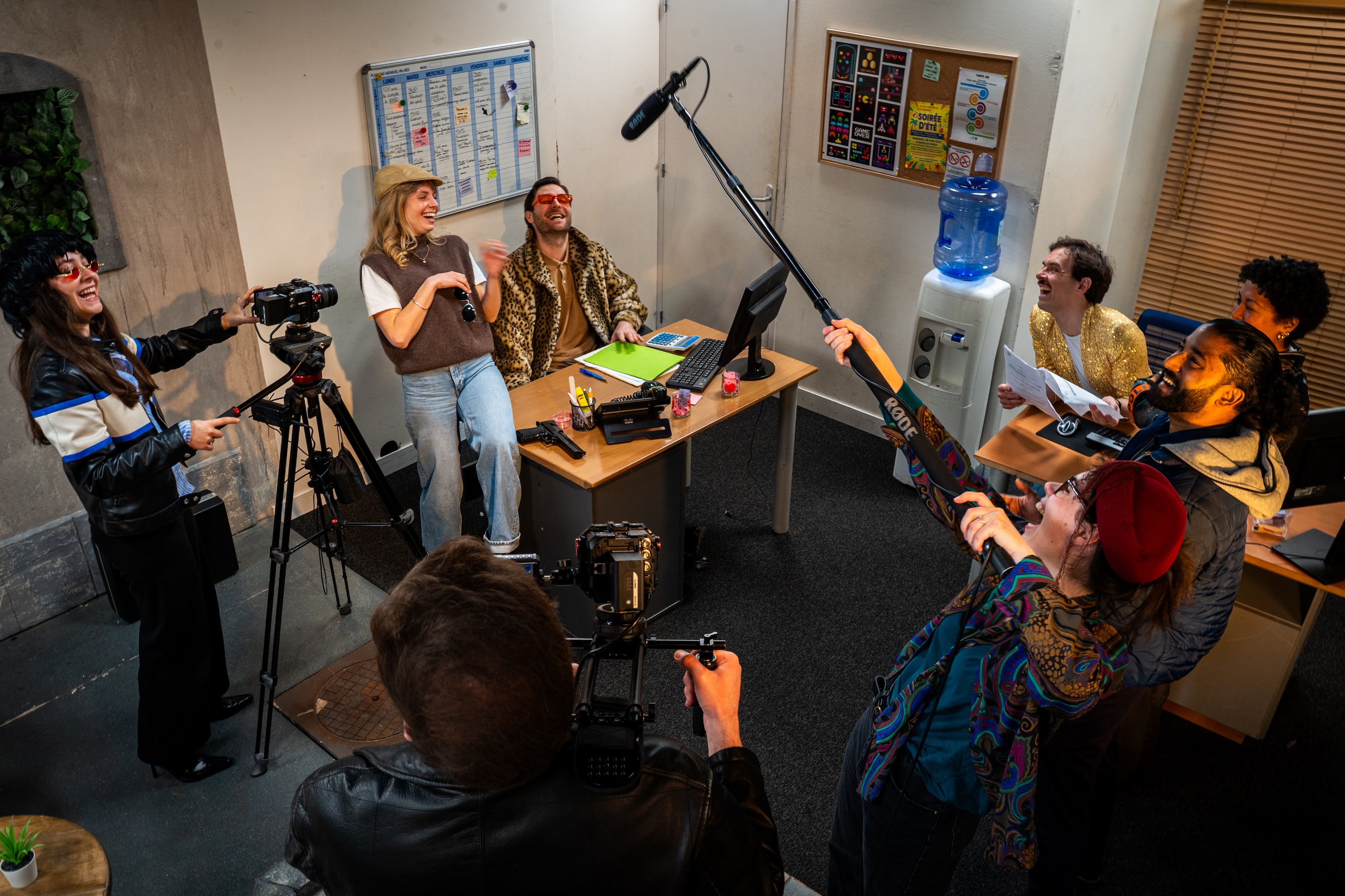 Des comédiens dans le studio