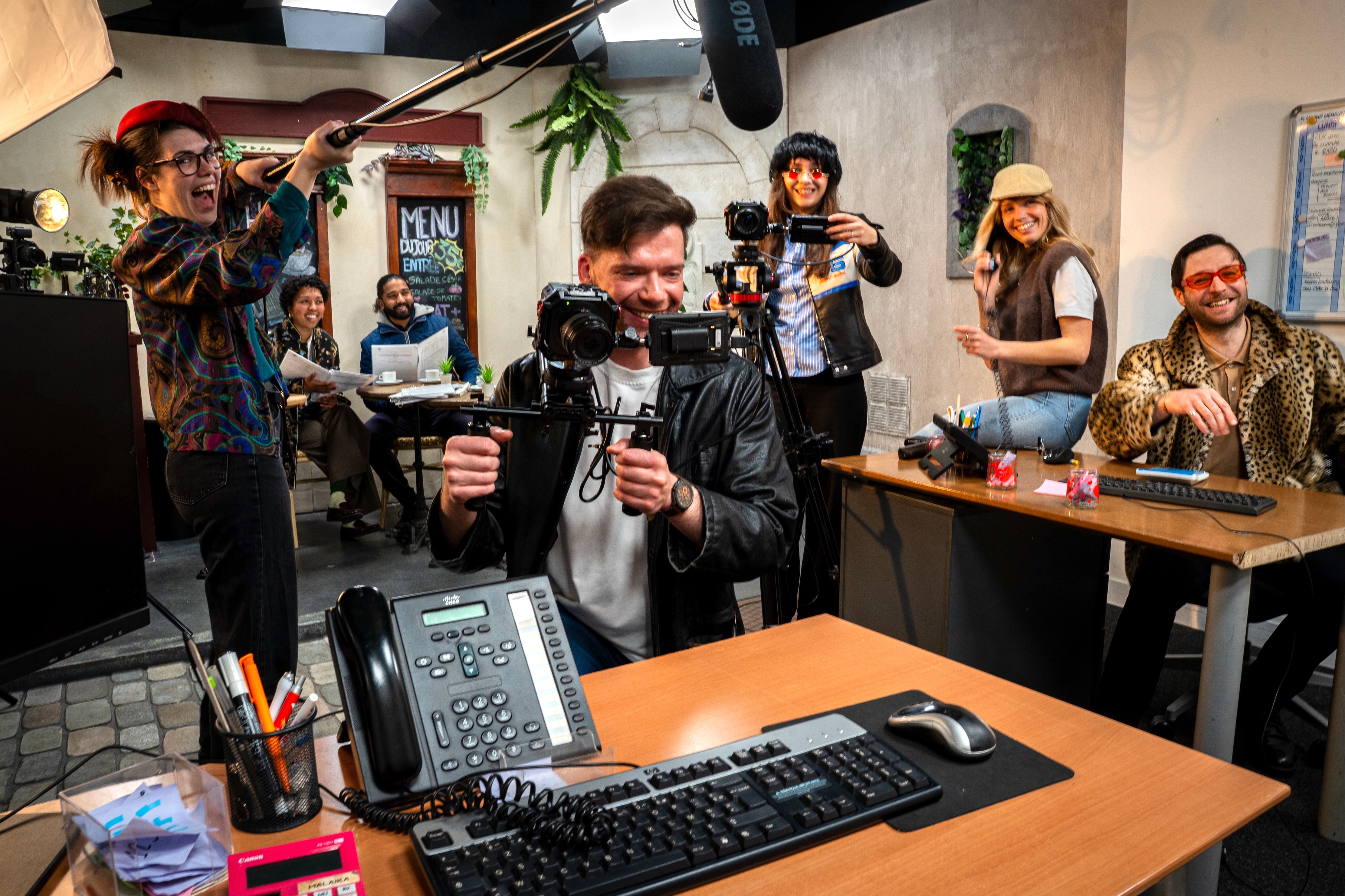 Des collègues regardent le résultat de leur tournage sur un ordinateur