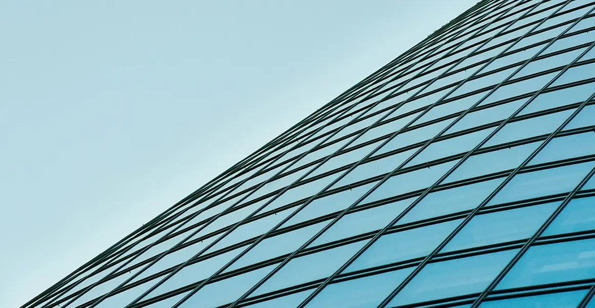 Fasad av kontor med stora glasfönster