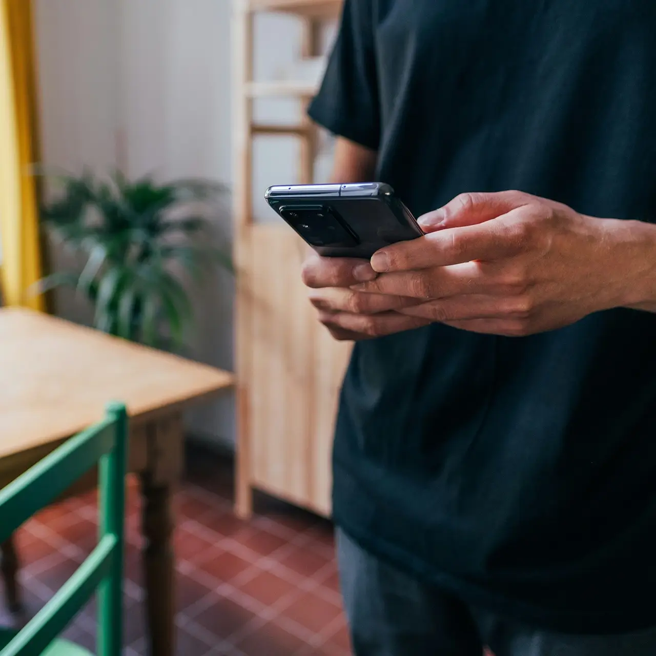 Medarbetare kollar lönebesked från Payap i mobilen