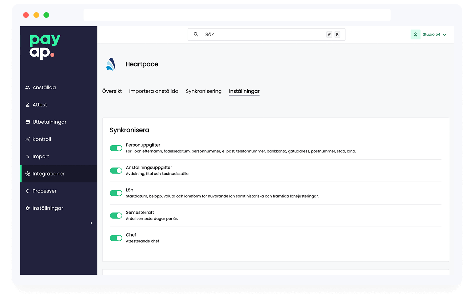 Smartphone ligger på skrivbord bredvid dator och kaffekopp