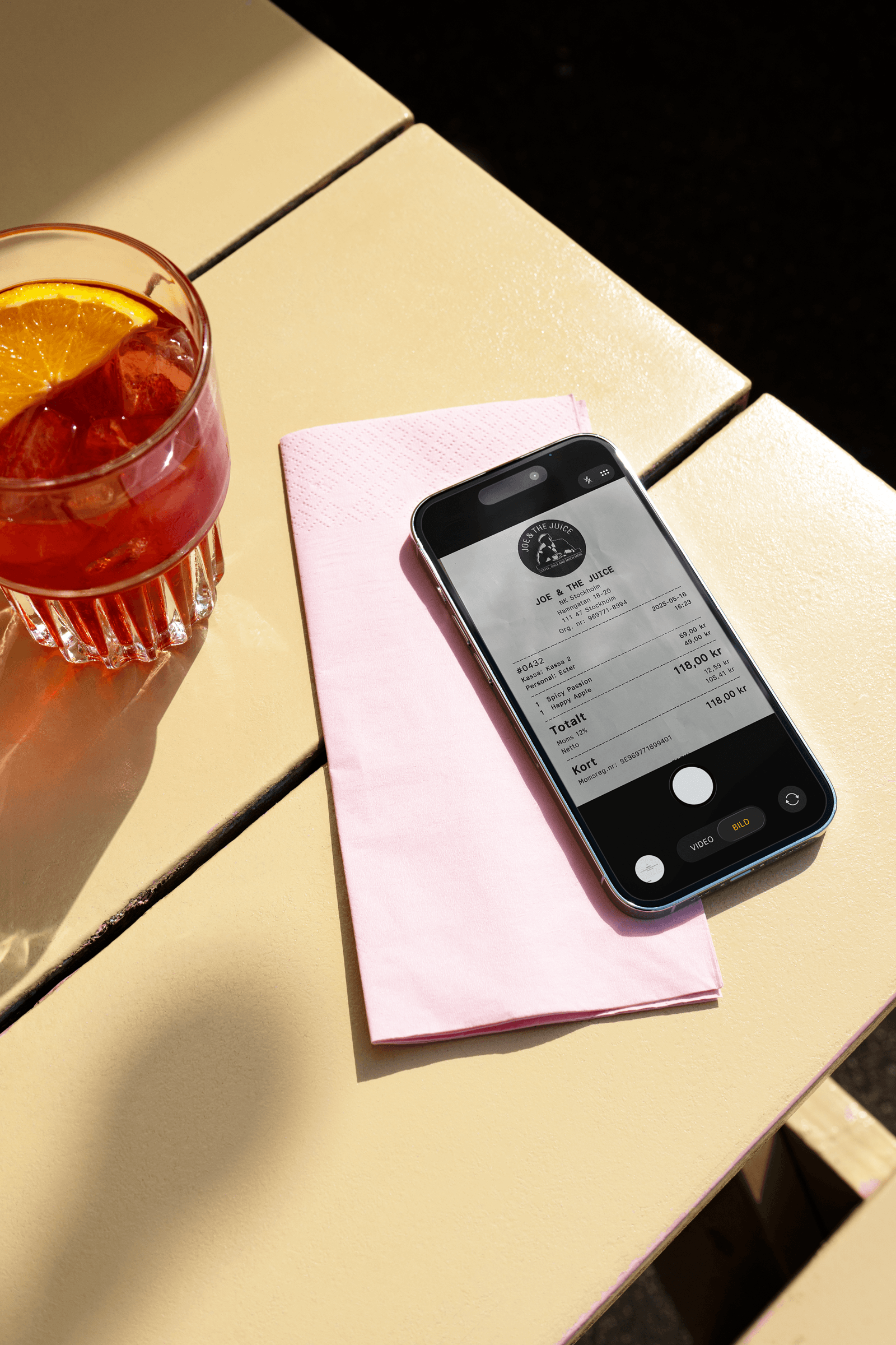 Payap lönesystem används av två kvinnor i en soffa