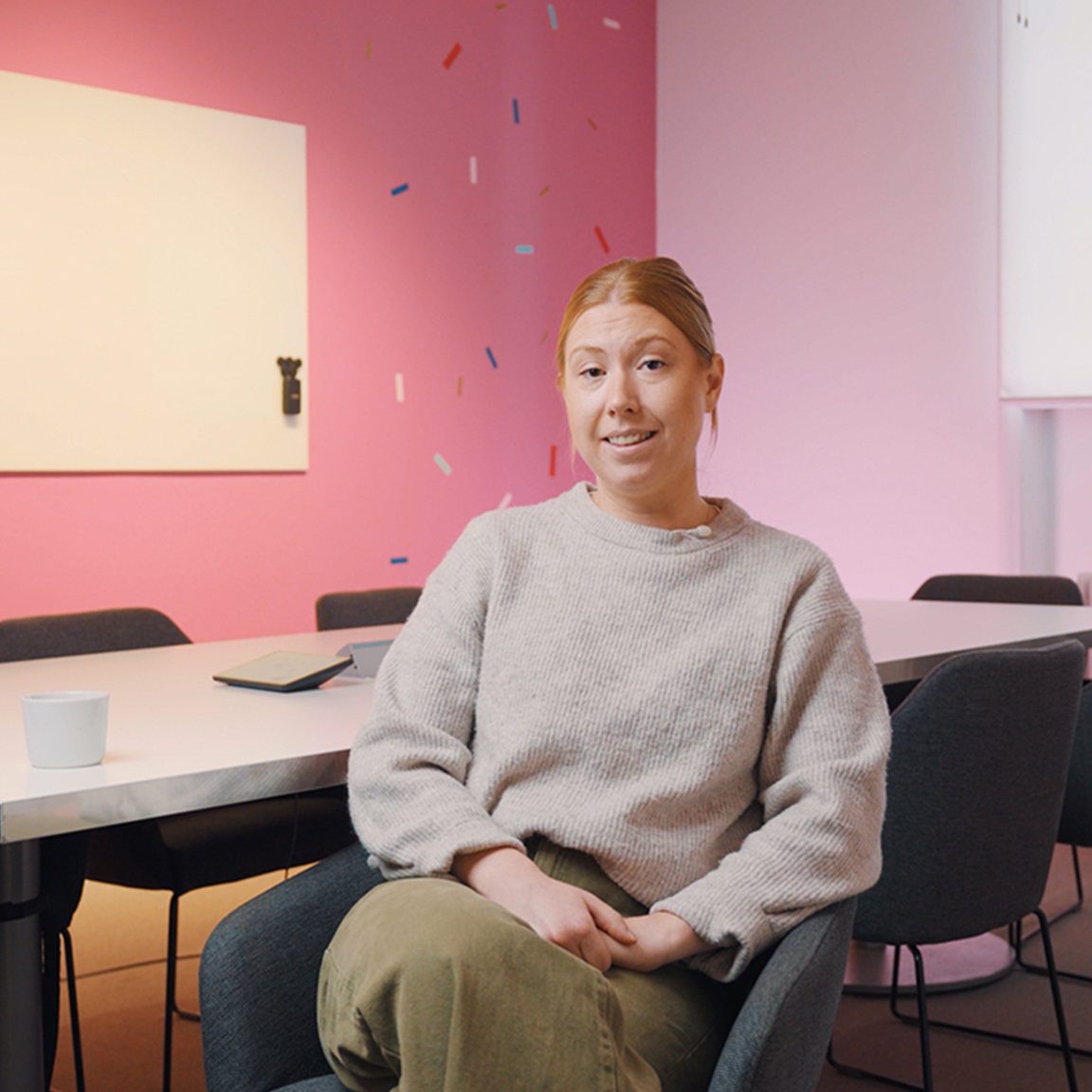 Carolin på Teamtailor sitter i ett konferensrum och berättar om varför de blev kunder till Payap