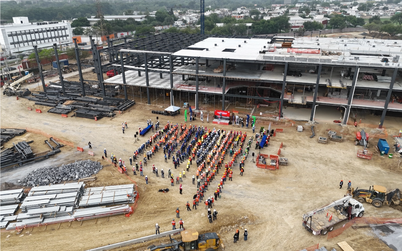 Colaboradores de GP Construcción participando en actividades de seguridad industrial y prevención en obra