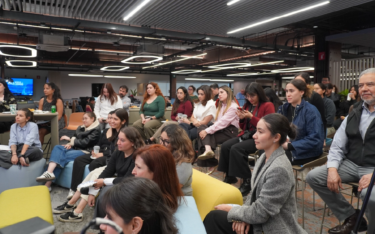 Mujeres compartiendo experiencias y herramientas de crecimiento profesional dentro de GP Construcción.