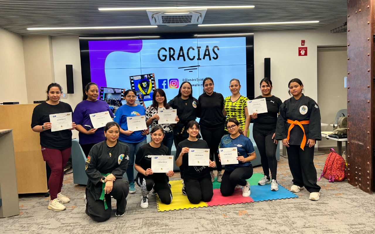Mujeres participando en conversatorio sobre liderazgo y crecimiento profesional en la industria de la construcción.