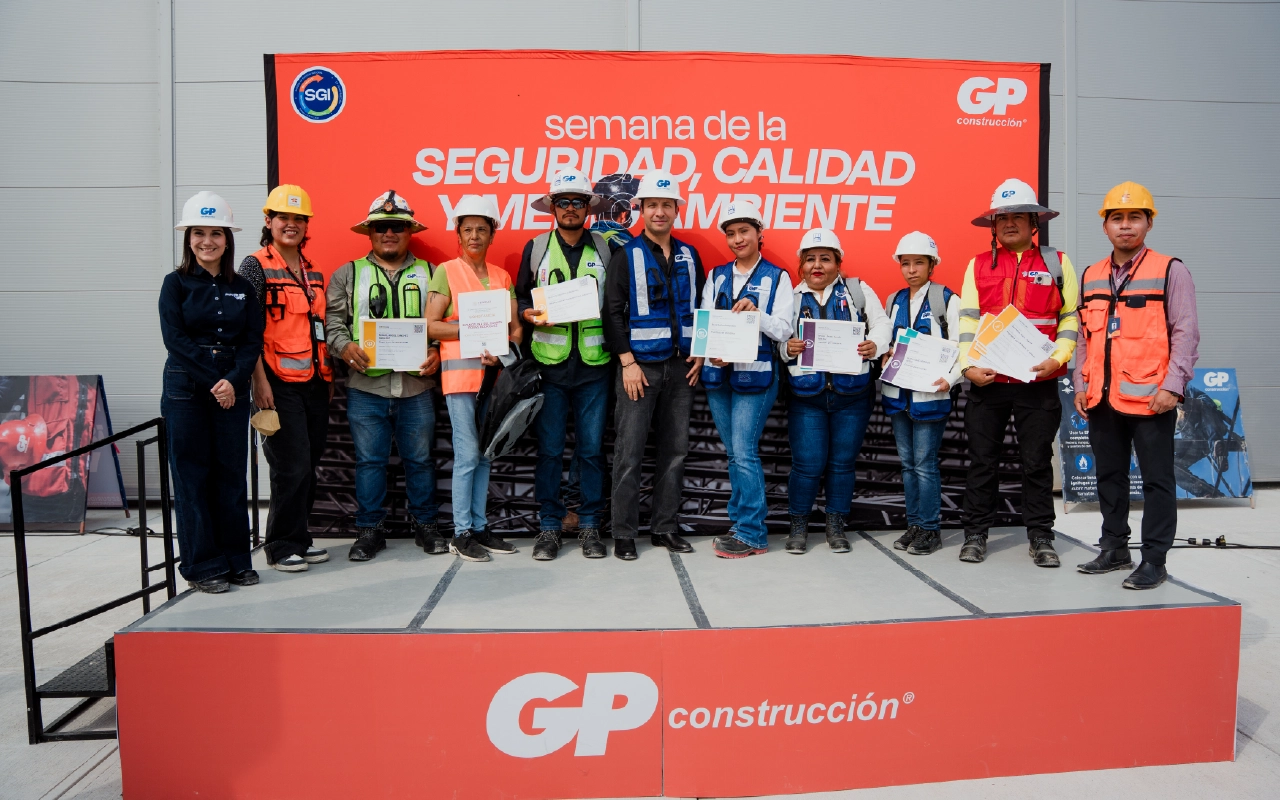 Trabajadores del proyecto Volvo durante la graduación del programa Aula Móvil de GP Construcción.