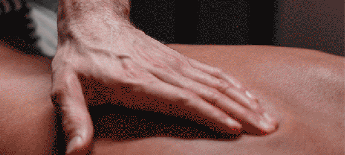 Hand die een mannenrug masseren tijdens een sportmassage in Nijmegen