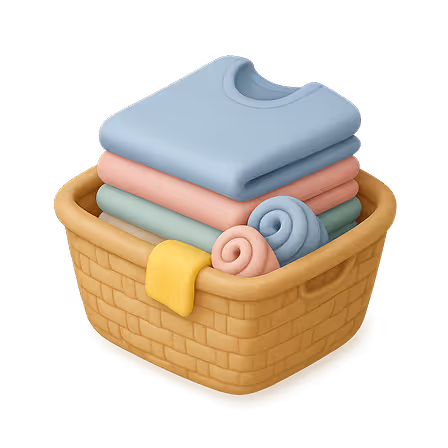 Cesta de ropa con suéteres doblados y toallas enrolladas de colores pastel.