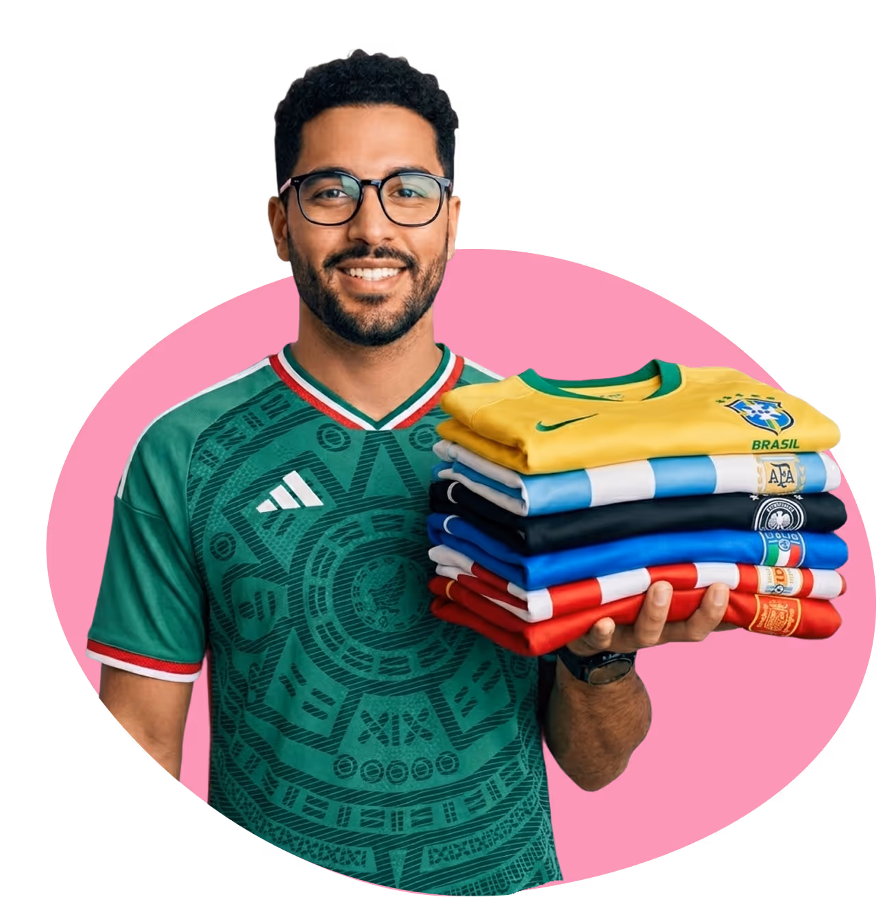 Hombre sonriente con camiseta verde sostiene pila de camisetas de fútbol apiladas.