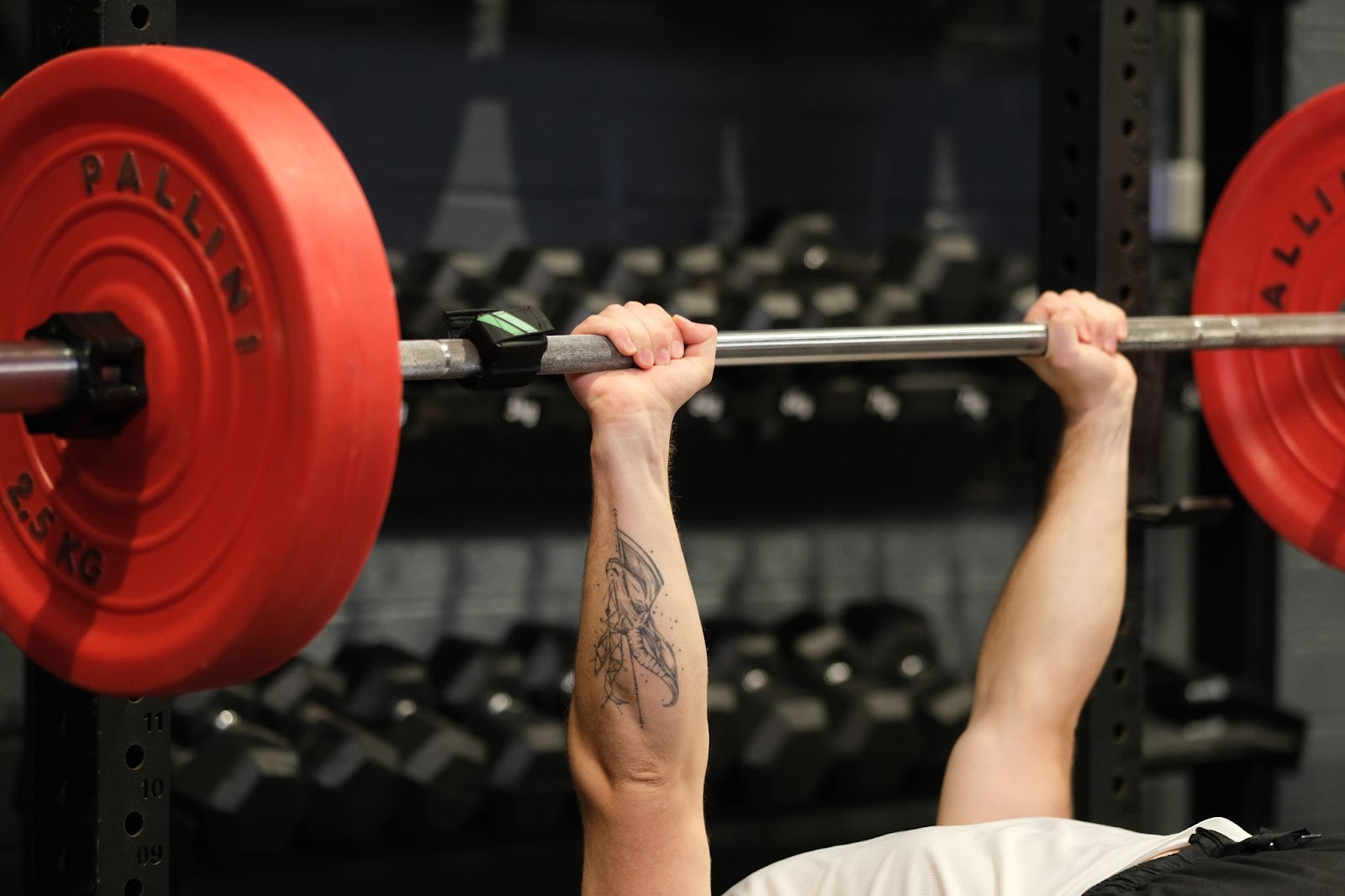 Barbell with the output sports velocity tracker attached